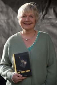 Autorin Maja Nielsen hält Buch 