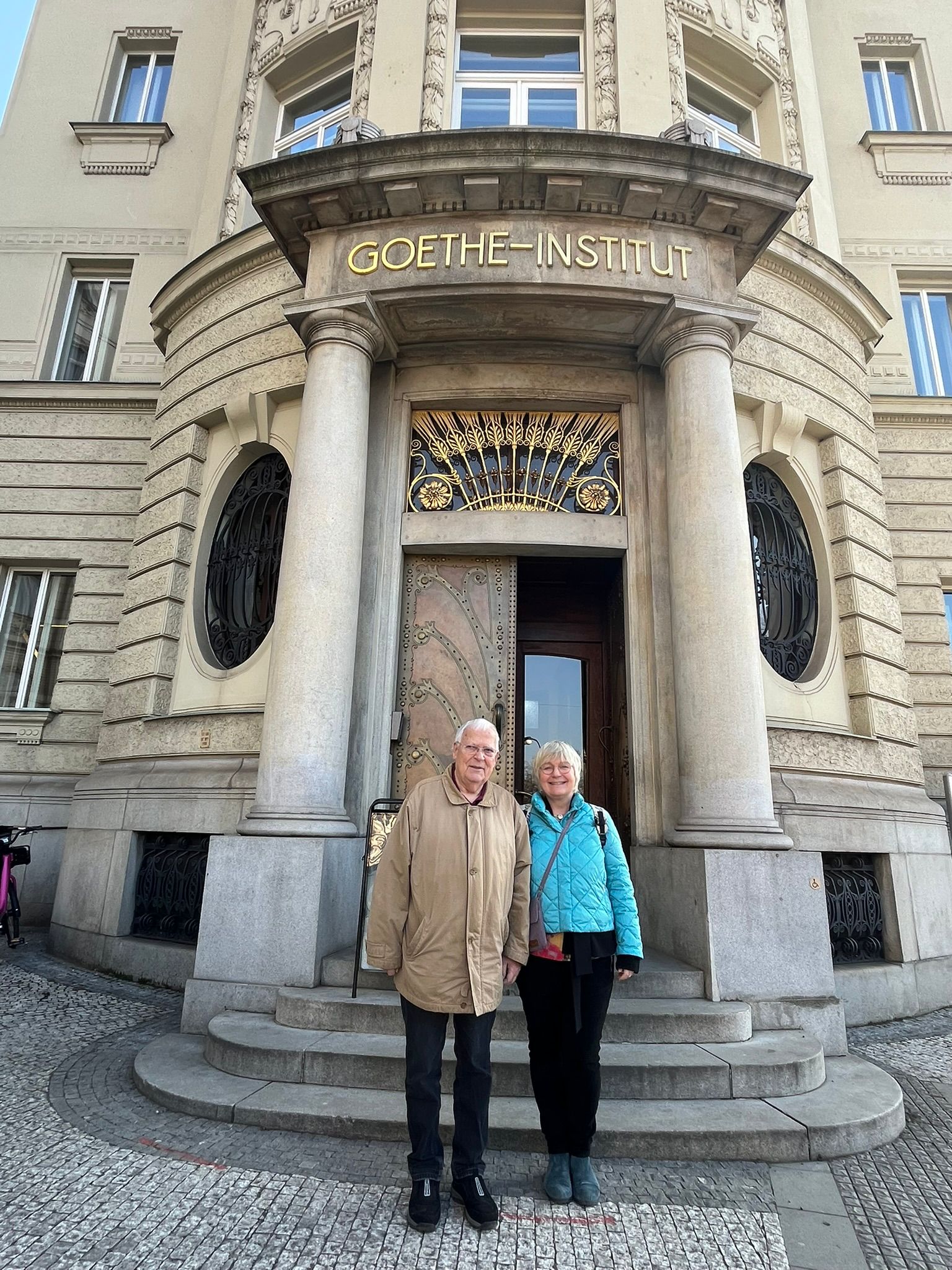 Maja Nielsen und Joachim Neumann vor dem Goethe-Institut in Prag